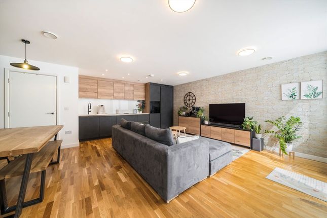 32, Baltic Avenue, Brentford photo 4