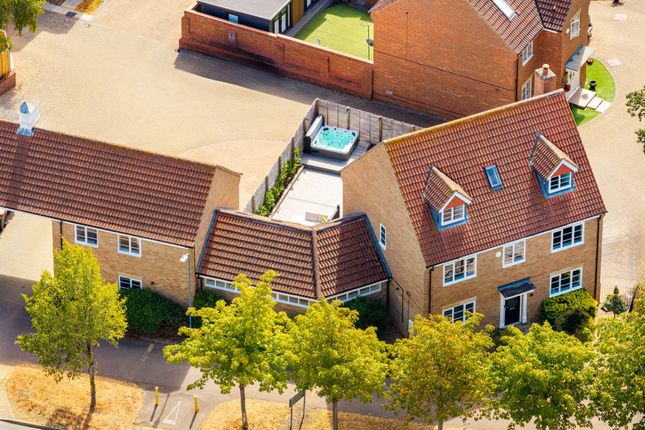 2 Morland Drive, Milton Keynes photo 2