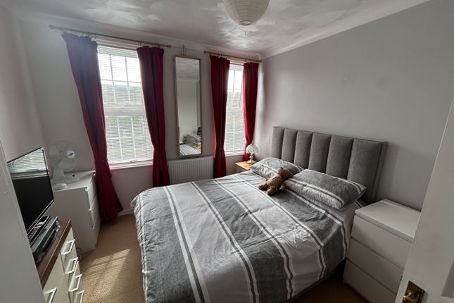 6 Hamilton Court, De La Warr Road, Lymington photo 4