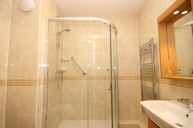 6 Emmeline Lodge, Leatherhead photo 4