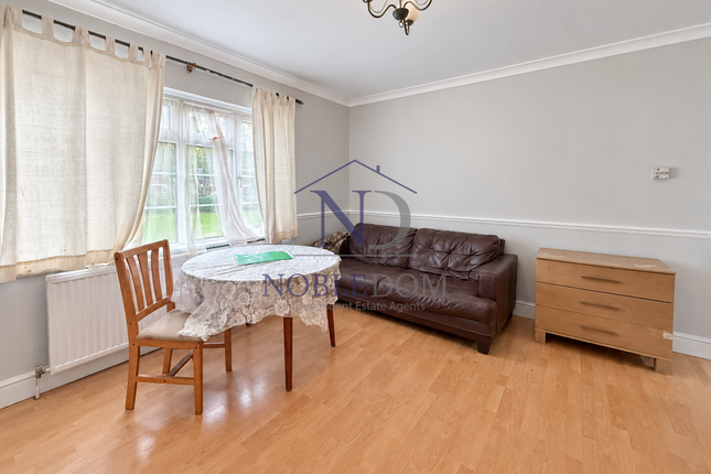 The Brooklands, Eversley Crescent, ISLEWORTH photo 5
