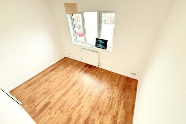 23 Holmbridge Gardens, Enfield photo 5