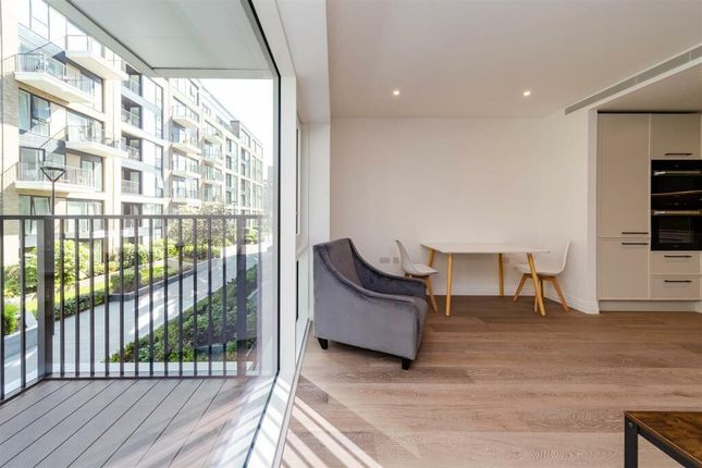 Flat 11, Savoy House, London photo 3