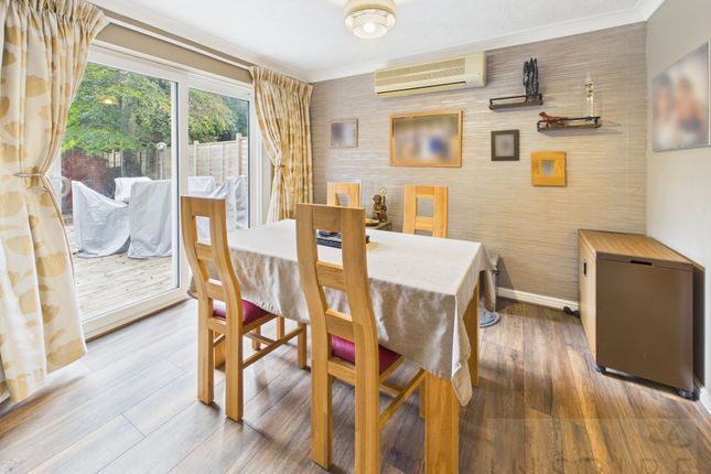 10 Pagewood Close, Crawley photo 3