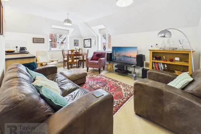 9, Barn Close, Crawley photo 2