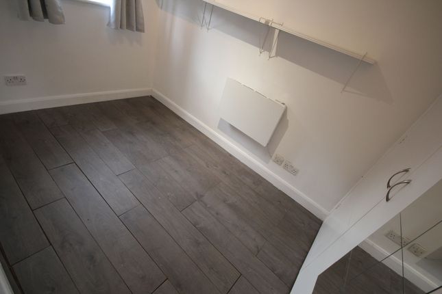 22 Ranyard Close, Chessington photo 4