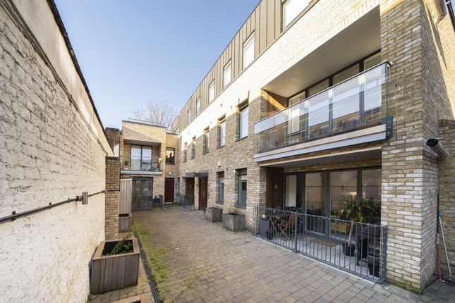 Thumbnail Flat to rent in Balham Hill, London
