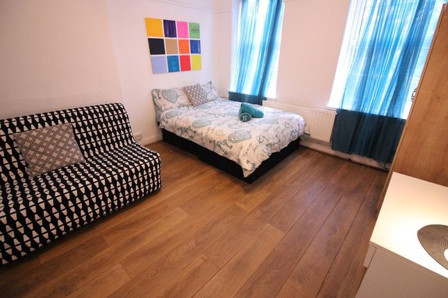 Thumbnail Property to rent in Collingwood Street, London