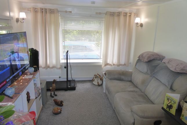 7 Turtle Dove Avenue, Turners Hill Park, Turners Hill, Crawley photo 3
