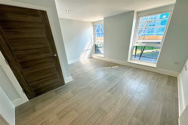 Apt 8, Clarendon Apartments Canal Walk, Southampton photo 5