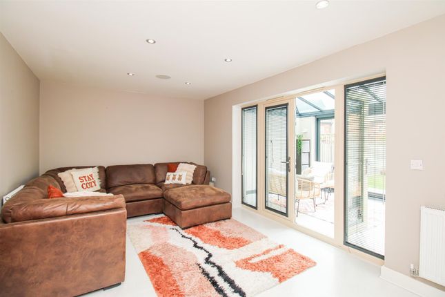 9, Cadley Hill Close, Ossett photo 4
