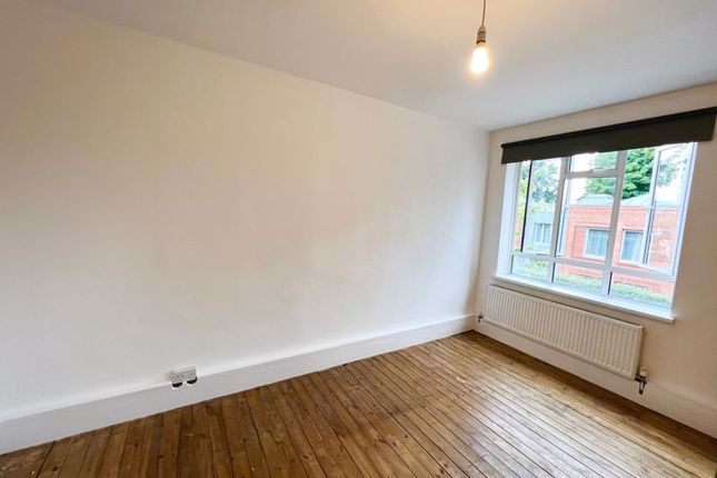 Flat to rent in Leigh Road, London