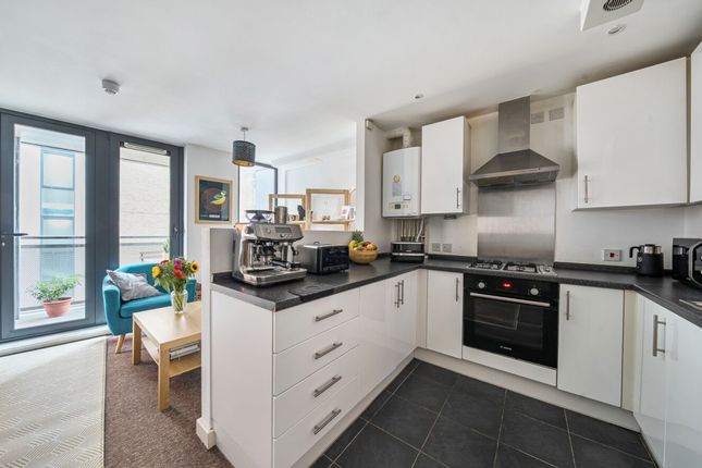 Flat 16, Fondant Court, London photo 4