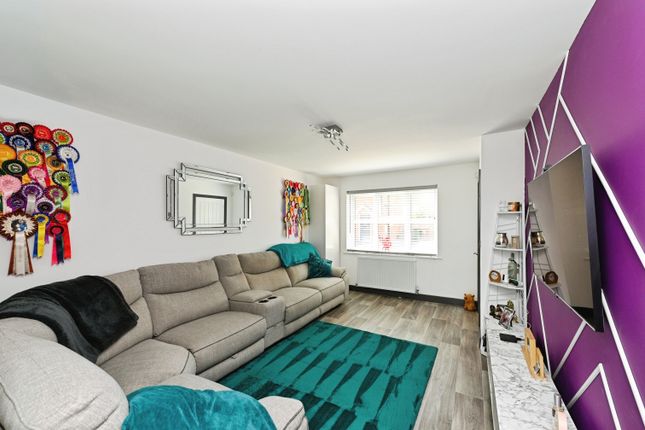 17, Thomas Aveling Close, Elm photo 4