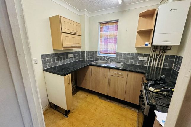 10, ST THOMAS COURT, THATCHAM photo 2