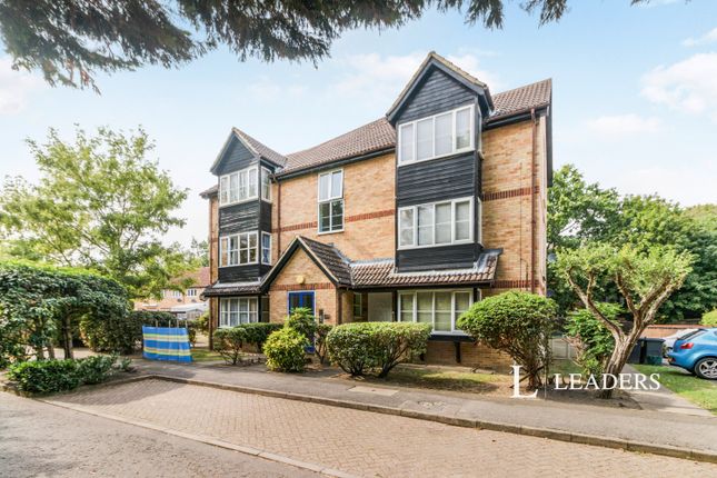 27, Weatherall Close, Addlestone photo 2