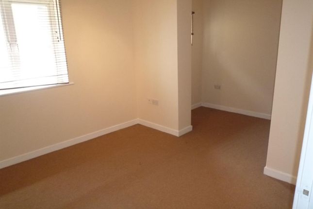 Flat for sale in Royal Crescent, Ilford