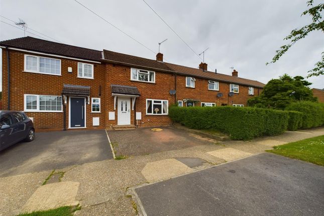 Thumbnail Terraced house for sale in Royal Avenue, Calcot, Reading