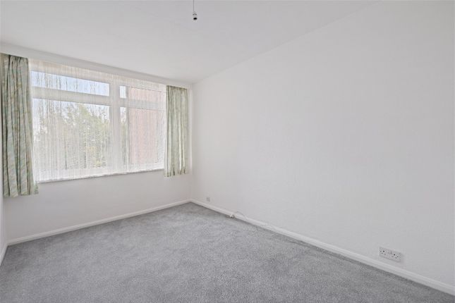 Flat to rent in The Bowls, Chigwell, Essex