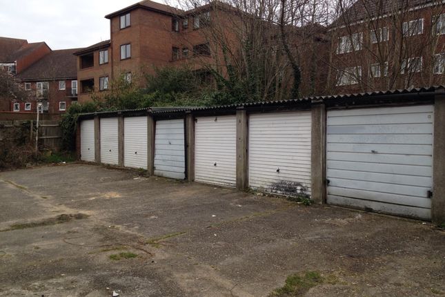 Parking/garage to let in Gainsborough Road, London