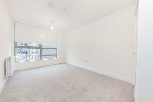 Flat 33 Easton Court, 4, Green Street, London photo 4