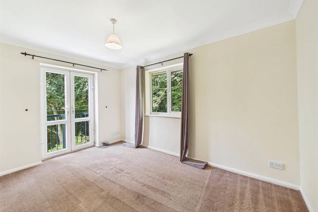 92B, Snape Hill Crescent, Dronfield photo 2