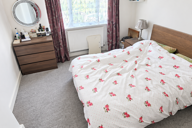 34 Hainault Road, Romford photo 3