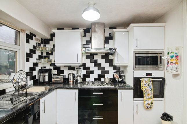 27, Rothesay Croft, West Midlands photo 3