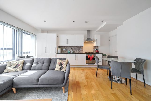 Flat to rent in College House, Swiss Cottage