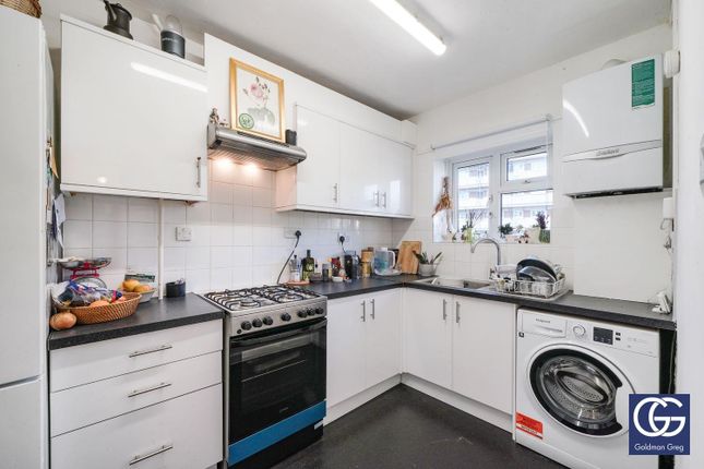 Flat to rent in Well Street, London