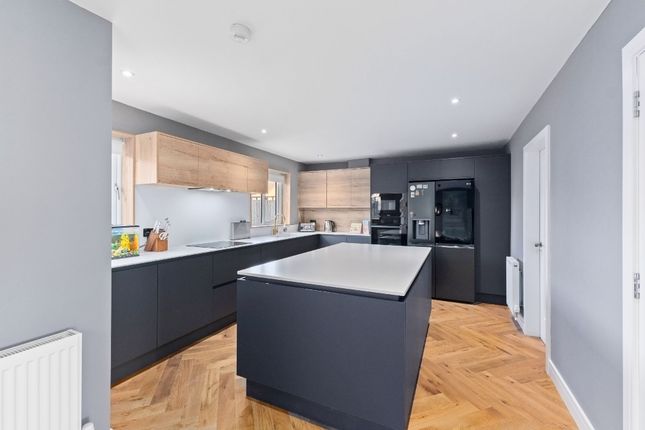 11 Badger Meadows, Broxburn photo 3