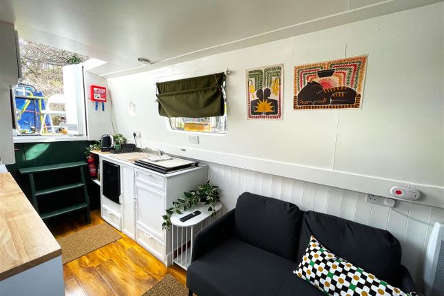 Houseboat to rent in Maida Avenue, London