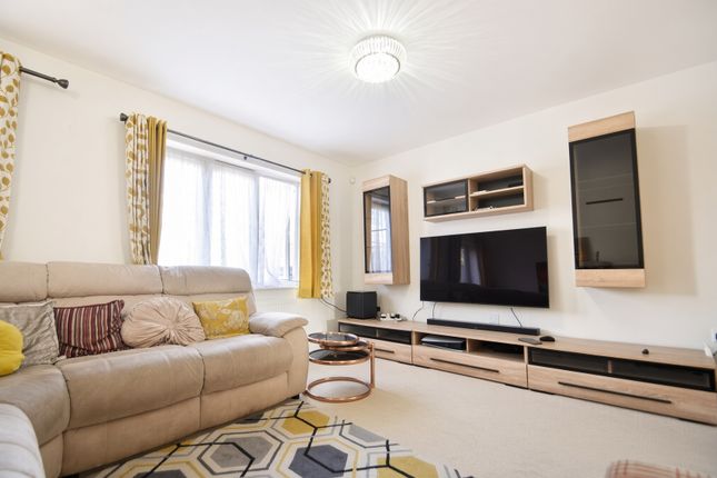 4A, Holywell Way, Staines-upon-Thames photo 4