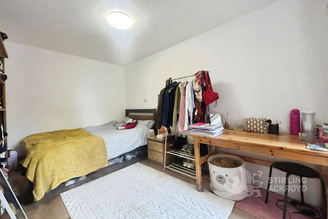 ROOM 2, 40, Springfield Road, Surrey photo 4