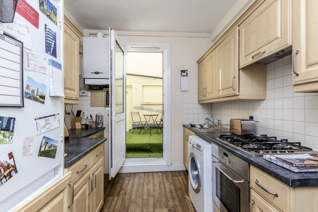 Flat to rent in St. John's Hill, London