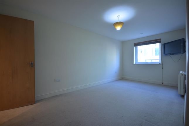 Flat to rent in Station Approach, Epsom, Surrey