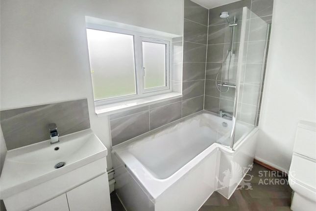 Top Flat, 59, Board School Road, Surrey photo 4