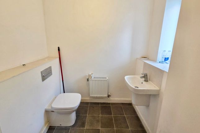 67, Dovestone Close, Grays photo 5