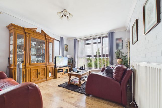 6 Shipton Close, Reading photo 2