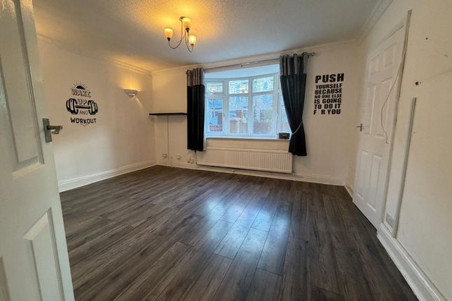 83, Prestwick Road, Watford photo 3