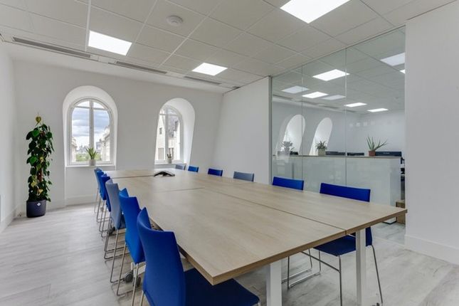 Office to let in W1J