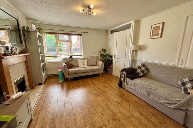 27, Forest Close, Telford photo 2