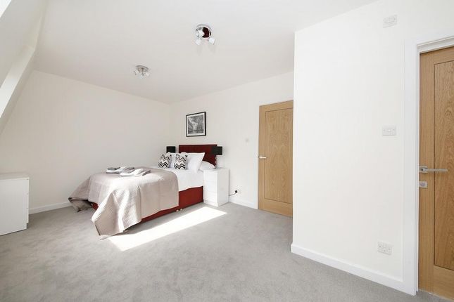 3-bed house on Unit 17, Alphabet Mews, 119-123 Hackford Walk, London, £3,250/mo