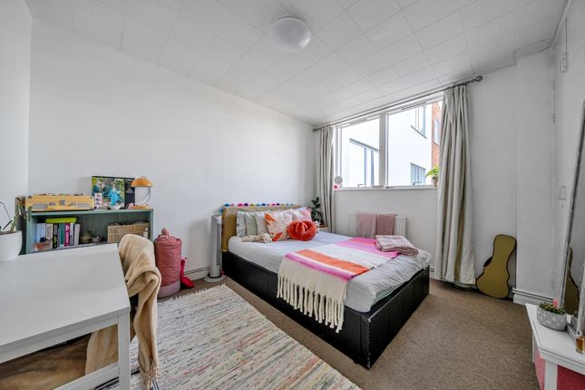 Flat 1 Kinsheron Place, 2, Pemberton Road, East Molesey photo 4
