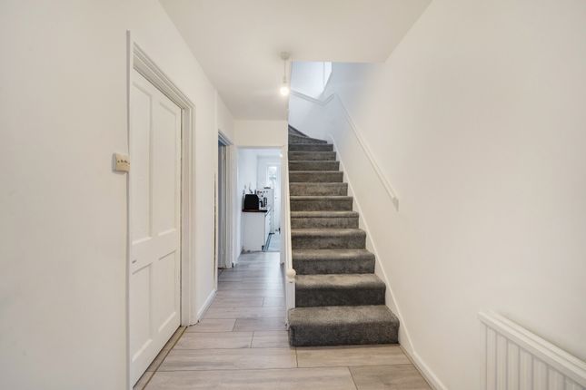 23, Dore Gardens, Morden photo 4