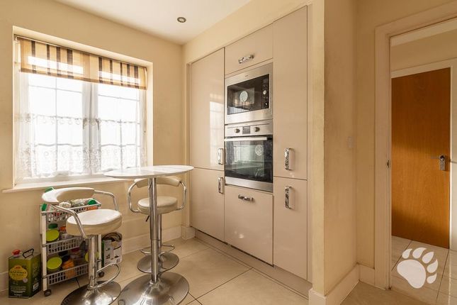 4, Farnham Avenue, Wickford photo 4