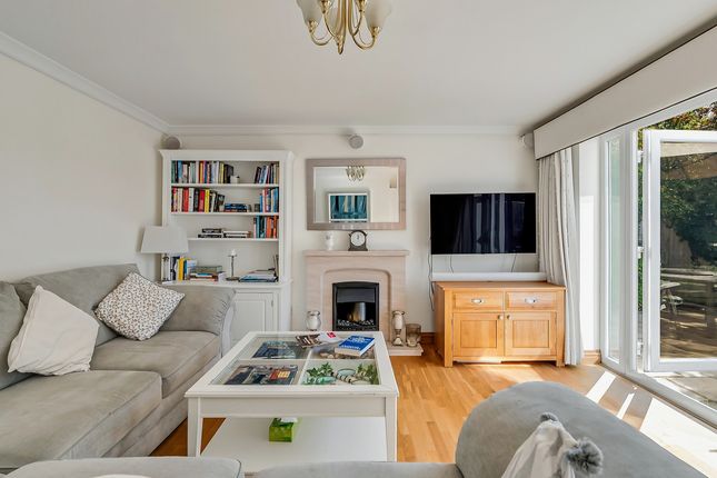 10, Woodford Close, Reading photo 2