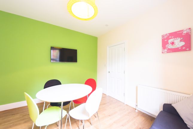 Room to rent in Alan Place, Bath Road, Reading