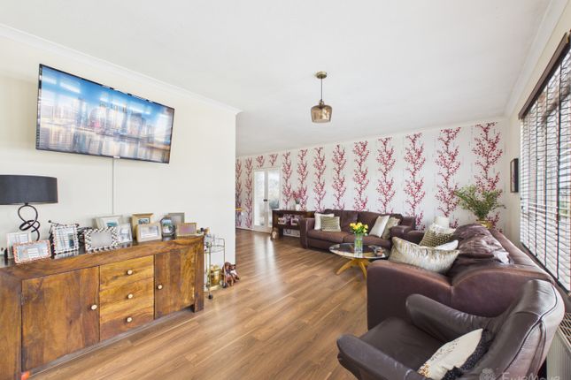 16, Holland Park, Newmarket photo 2
