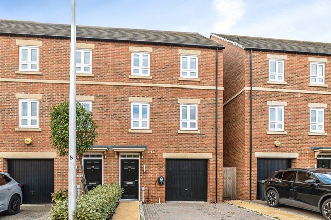 3-bed terraced on 26, Fairstone, Berkshire, £2,500/mo